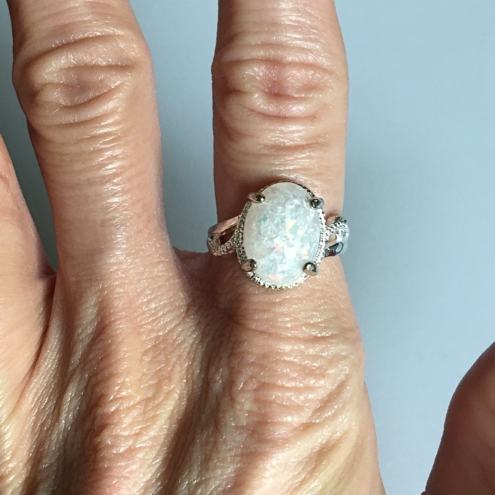 White Sparkly Stone Fashion Jewelry Ring Size 7